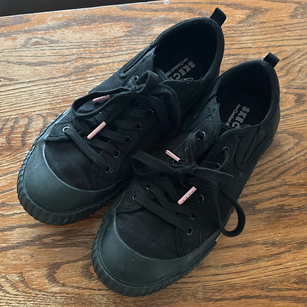 Skechers women’s 9.5 black with pink accents sneaker.